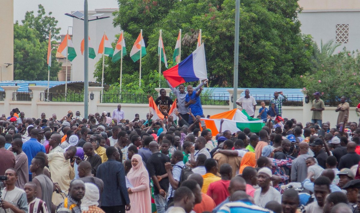 Sajad riigipöörde toetajad Nigeri pealinnas Niameys rahvusassamblee ees hoidmas Venemaa lippu. Foto tehtud 27. juulil 2023.