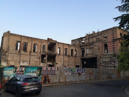 Sõja jäljed on Mostaris endiselt selgelt näha ja puruks pommitatud majad pole linna haruldus