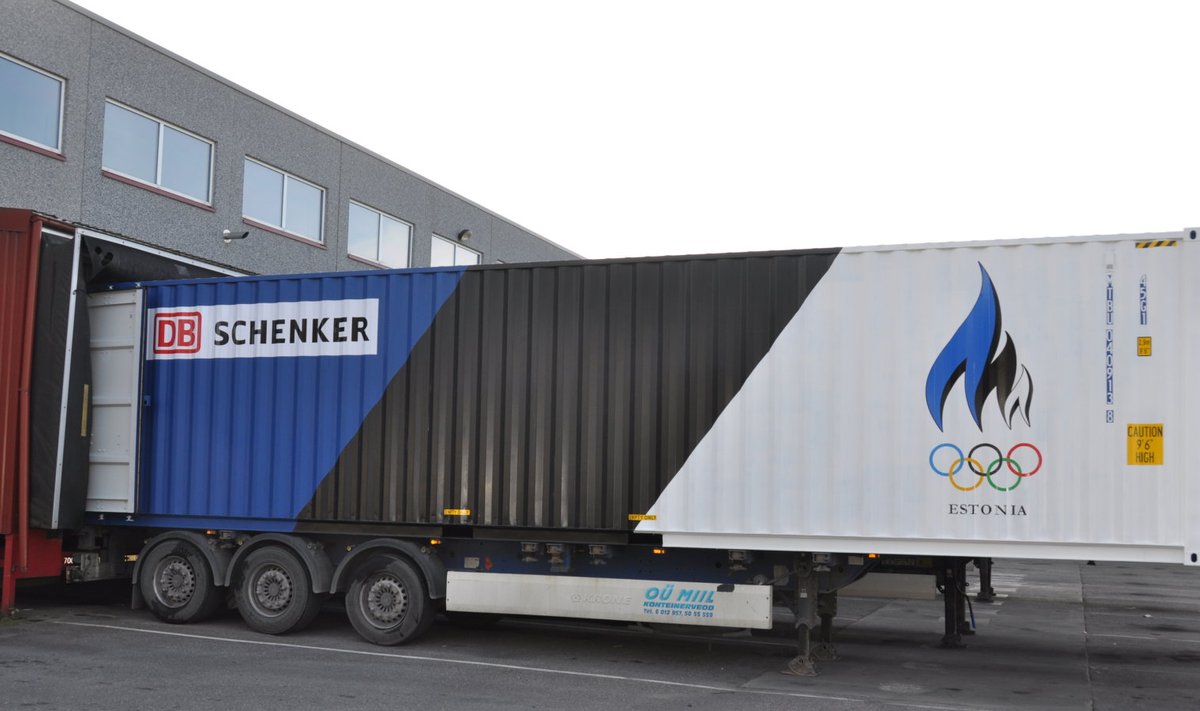 Logistikafirma Schenker terminalis paigutati Eesti lipu värvides konteinerisse peamiselt purjetajate Karl-Martin Rammo ja Ingrid Puusta varustus.