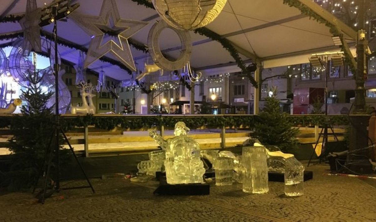 Kokkuvarisenud jääskulptuur Luksemburgi jõuluturul