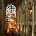 ФОТО: Куда катится мир: для привлечения прихожан у алтаря английского собора установили аттракцион