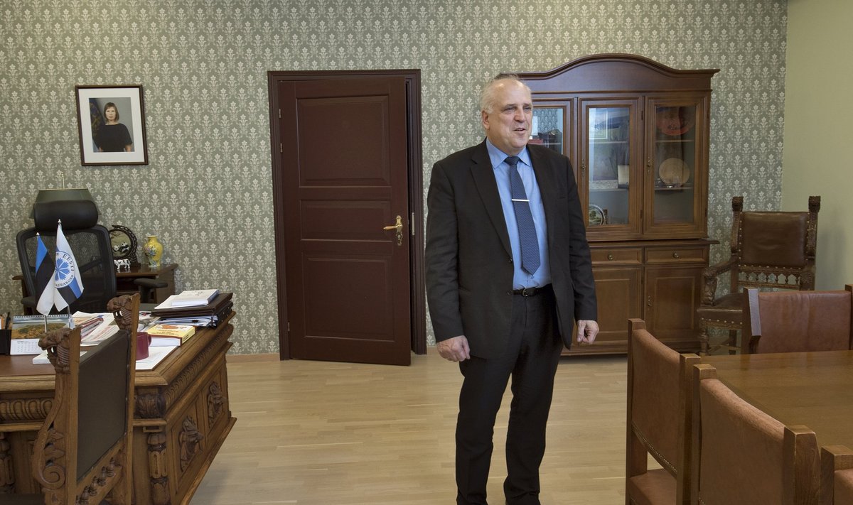 Mart Järvik oma kabinetis Maaeluministeeriumis.