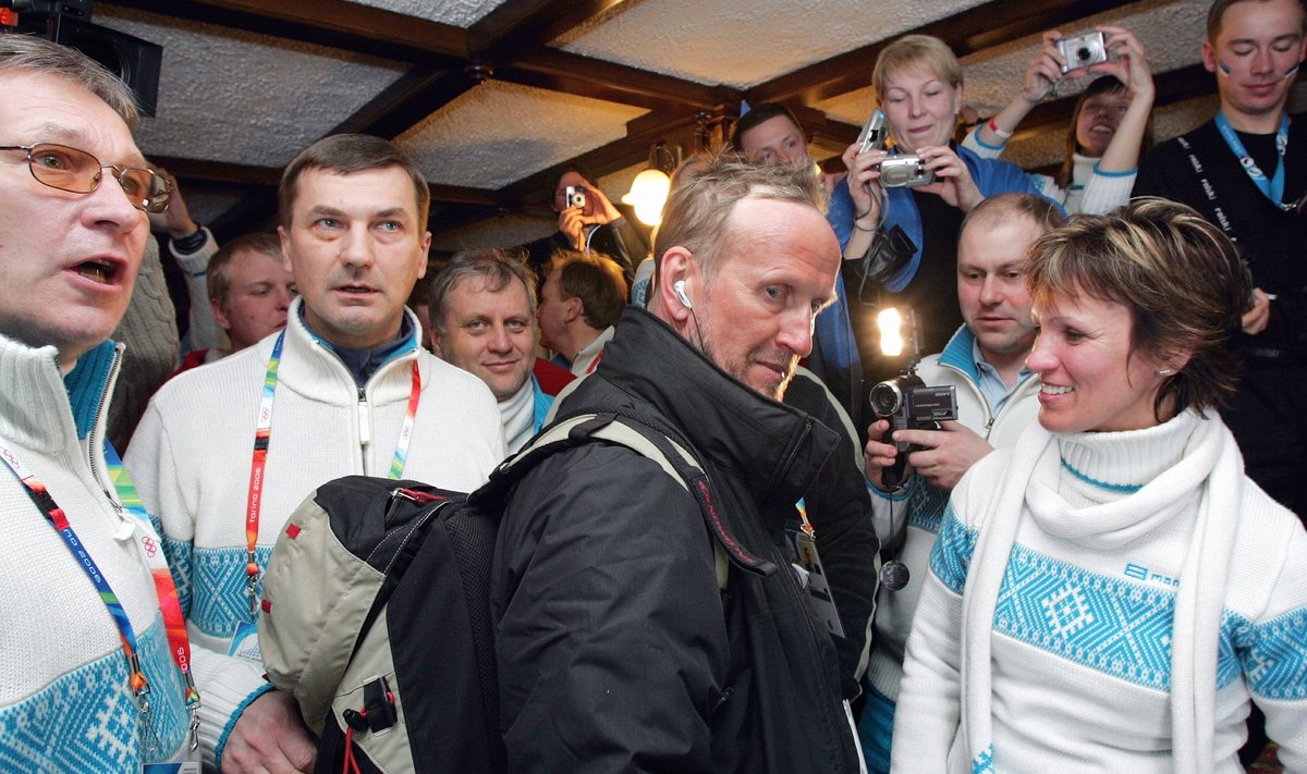 Andrus Ansip ja Mati Alaver (esiplaanil keskel) 2006. aastal Torino olümpiamängudel.