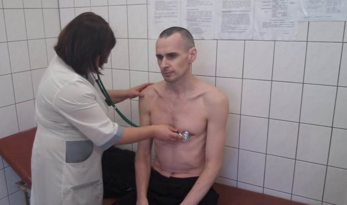 Oleg Sentsov oktoobris Labõtnangi haiglas tervisekontrollis. Selle tulemusi pole tema advokaat tänini saanud.
