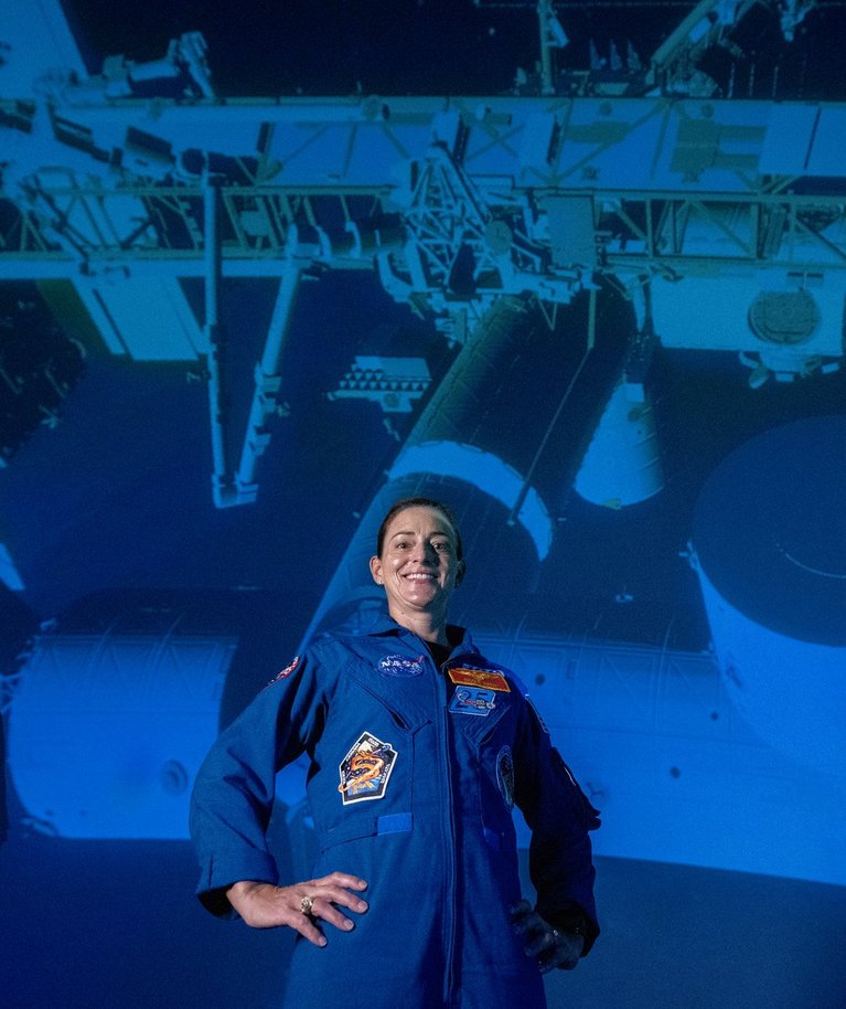 RAHVUSVAHELINE KOSMOSEJAAM: Nicole Aunapu Mann poseerimas Energia avastuskeskuse planetaariumis. Taustale on projekteeritud rahvusvaheline kosmosejaam, kus Nicole viis kuud elas. 