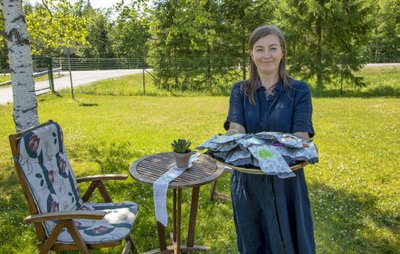 „Me teeme aastas üle 30 000 käsitööjäätise,“ teatab Metsniku talu perenaine Terje Mitev, kes avas keset Pärnumaa metsi jäätisekohviku.