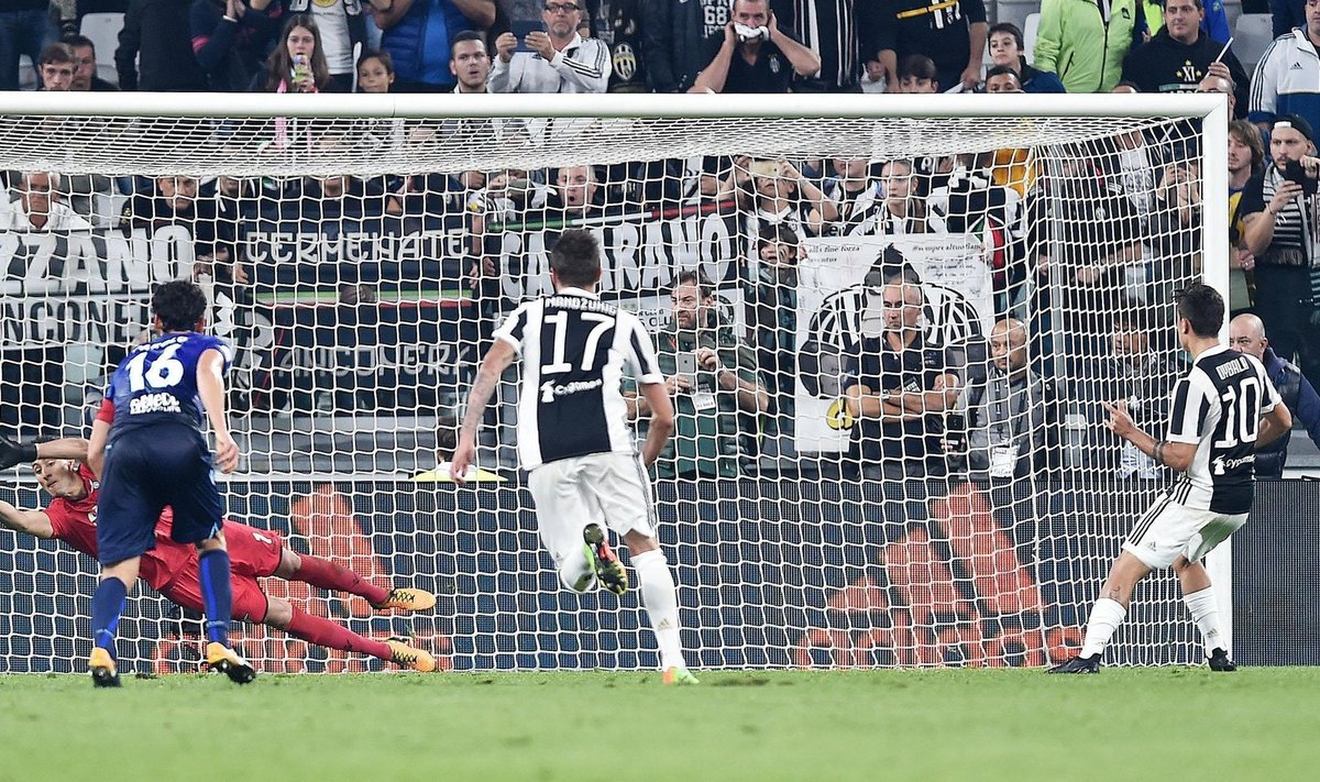 Paulo Dybala (paremal) jättis kohtumises Rooma Lazioga penalti realiseerimata.