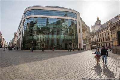 В старом городе практически не встречается современной застройки, но несколько подобных стеклянно-бетонных строений все-таки есть.