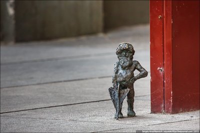 Помимо костелов, ратуши и старинных замков, одной из главных достопримечательностей Вроцлава являются маленькие фигурки гномов, которые можно увидеть в самых разных и неожиданных местах Вроцлава. Они прячутся у оснований памятников.