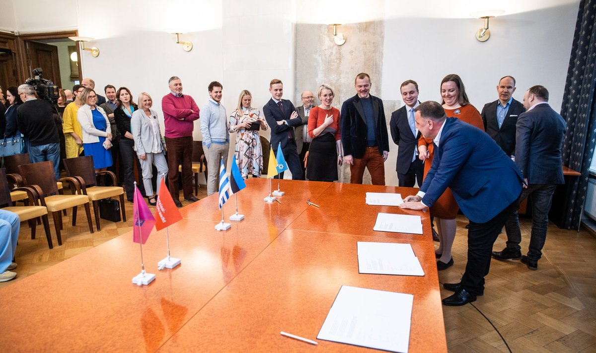 Фотонапоминание о подписании Таллиннского коалиционного соглашения. Некоторые вопросы пока остаются открытыми, например, по поводу районных старейшин