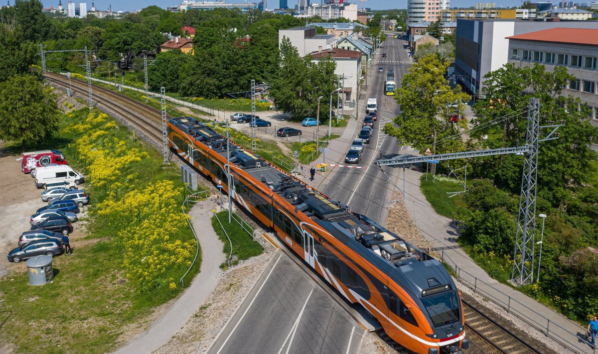 Lähiaastatel on tõesti plaanis Narva ja Tartu suunal rongide kiiruseid tõsta 135 kilomeetrini tunnis.
