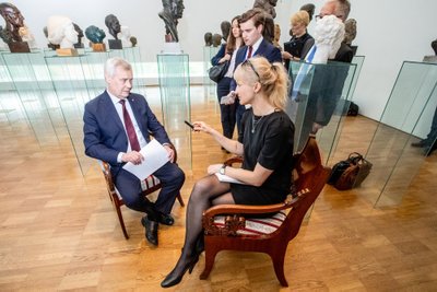 Soome uus peaminister Antti Rinne KUMU-s intervjuud andmas.
