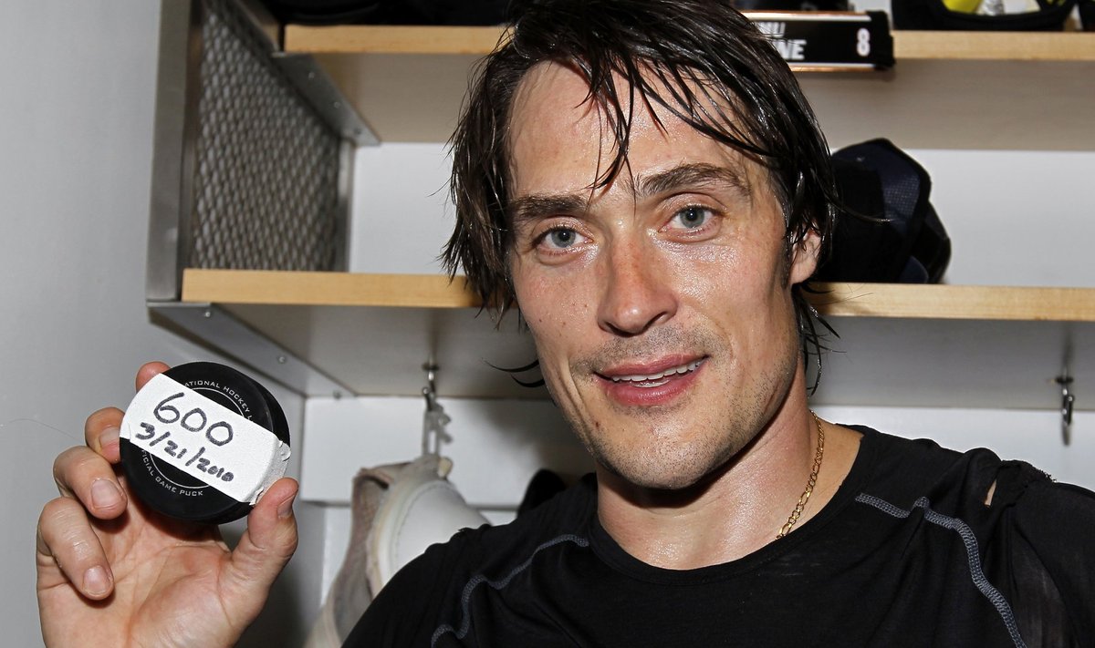 Anaheim Ducks right wing Teemu Selanne, of Finalnd, holds up the puck from his 600th career goal after the game against the Colorado Avalanche in Anaheim, California March 21, 2010.  REUTERS/Mike Blake  (UNITED STATES - Tags: SPORT ICE HOCKEY IMAGES OF THE DAY)