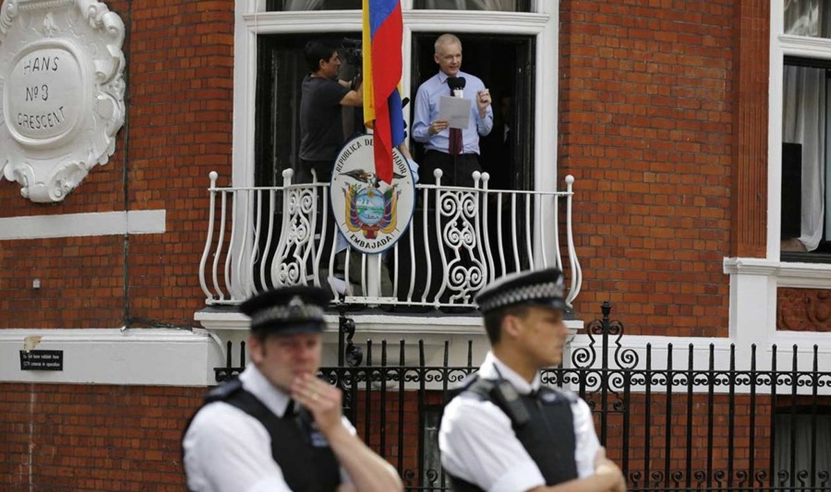 Assange Ecuadori saatkonnas kõnet pidamas