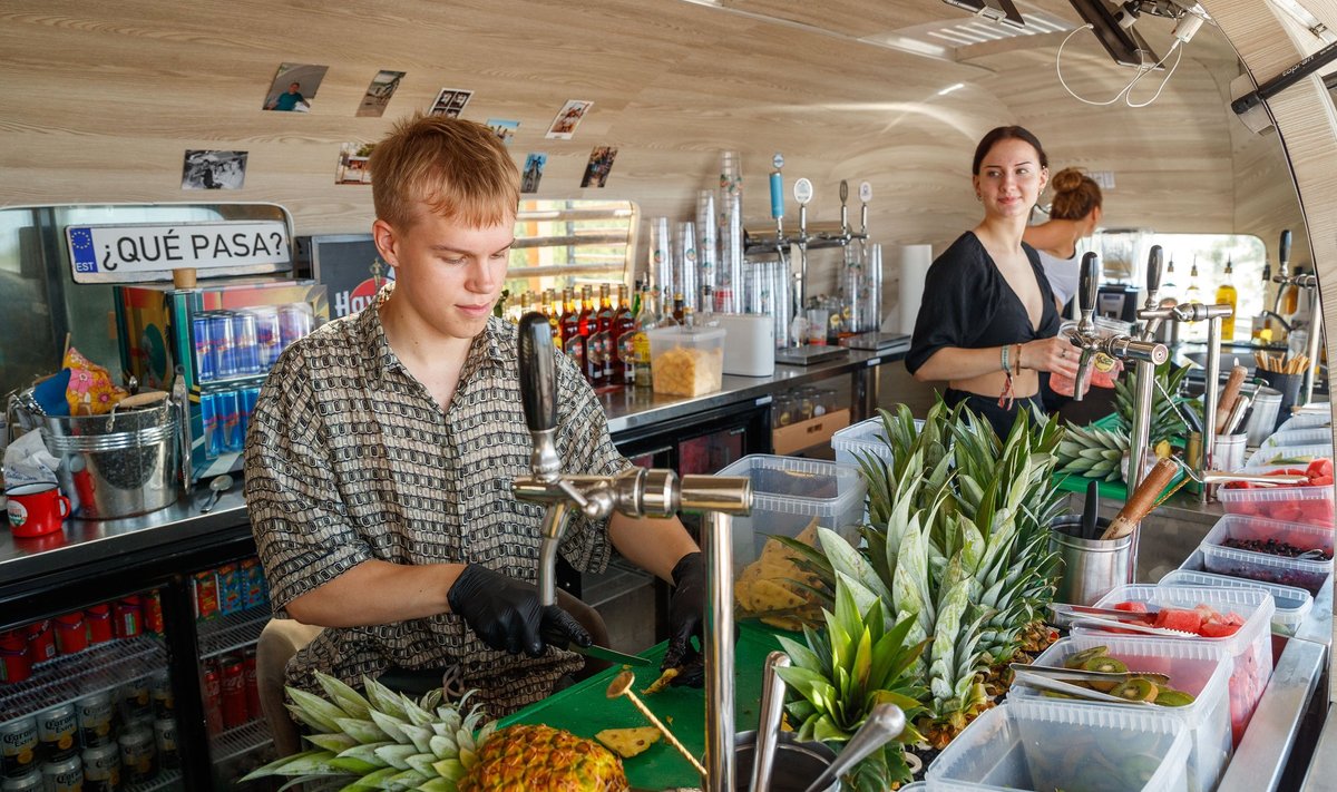 14 eurot kokteili eest. Pärnu ranna Mojito-baaris valmistuvad noored agaralt palavaks tööpäevaks. 