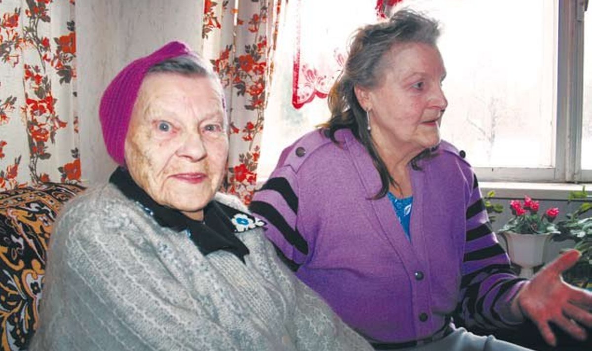 PEAVAD RAHULIKKU VANADUSPÕLVE: 100-aastaseks saanud Hilda Inglistil hoiab igapäevaselt silma peal ja kannab hoolt vanem tütar Ivi Inglist. Rahulikku rõõmu ja tasast elutarkust kiirgab mõlema vanaproua silmist. (foto: Koduvald)