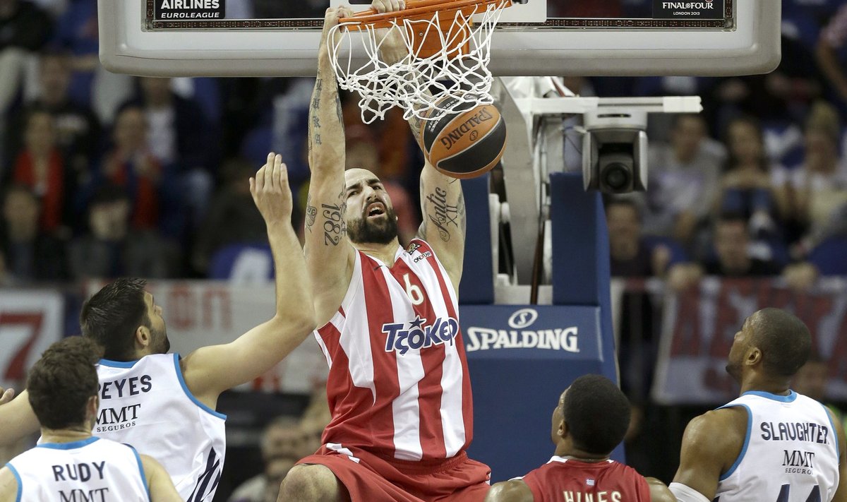 Olympiacos' Pero Antic, center, dunks the ball during the Euroleague Final-Four final basketball game against Real Madrid at the O2 Arena, in London, Sunday, May 12, 2013. (AP Photo/Lefteris Pitarakis) / SCANPIX Code: 436