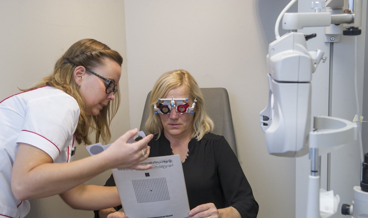 Ravi peab muutuma efektiivsemaks. Osa patsiente soovib silmaarsti juurde pelgalt nägemiskontrolli minna, aga seda saab teha ka enamikus prillipoodides. Pildil Instrumentariumi optometrist Ann Rand (vasakul)