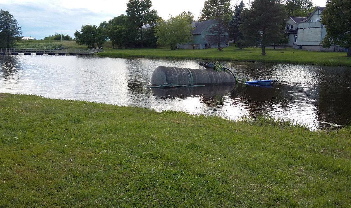 Traktor sõitis järve, juht hukkus