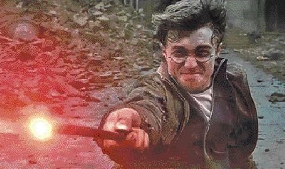 Võlurpoiss Harry (mängib Daniel Radcliffe) võitlus kurja Voldemortiga jõuab finaalini.