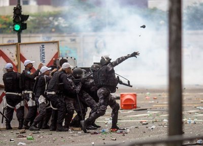 Märulipolitseinikud Flamengo fännidega lahingut pidamas.