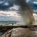 FOTO: Võimsad lained peksavad vastu Merivälja muuli