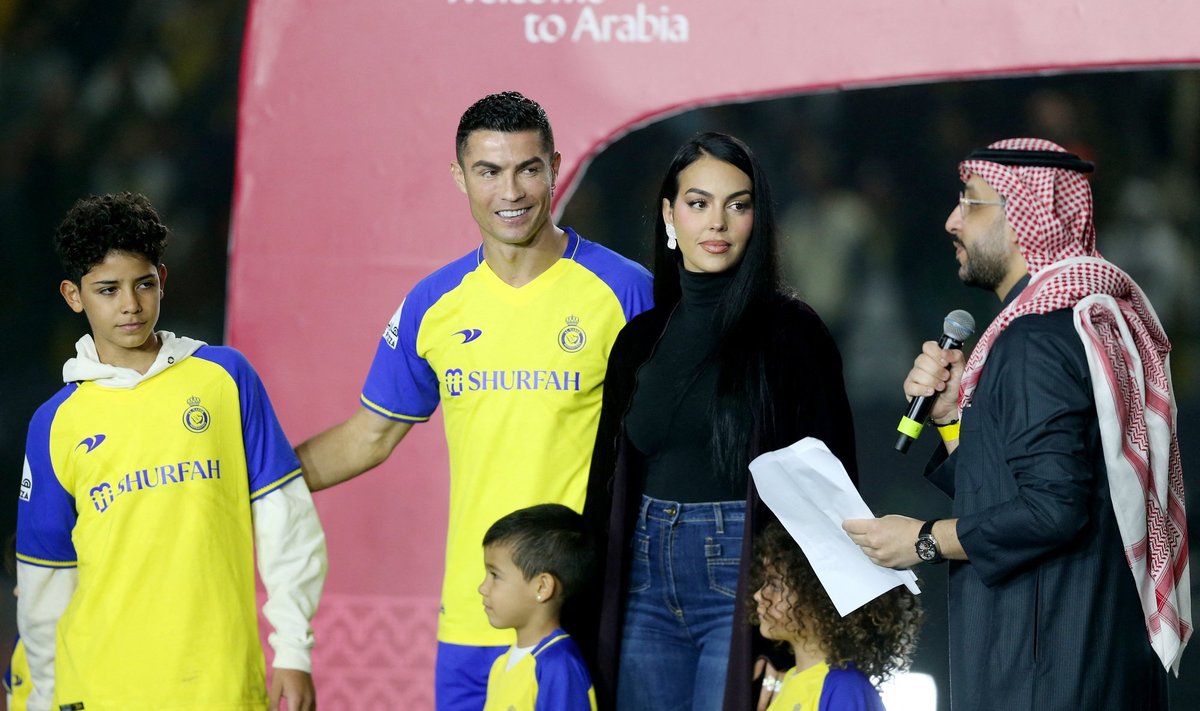Cristiano Ronaldo koos tüdruksõbra ja lastega.