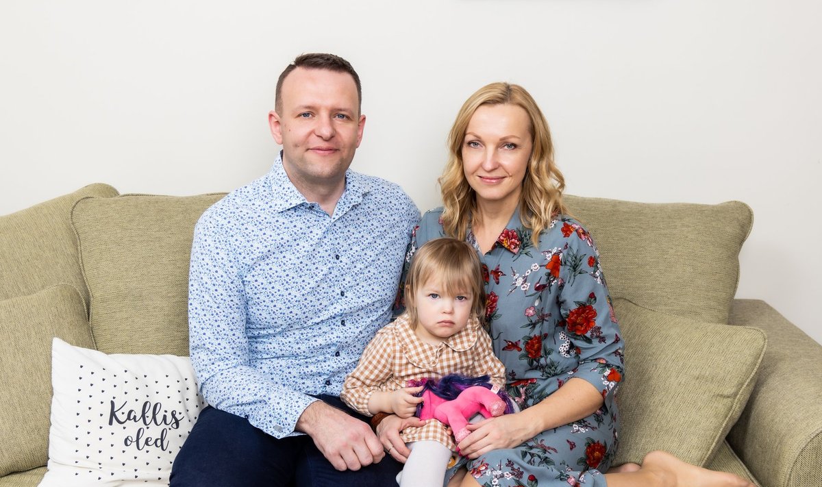JAANIPÄEVA­ROMANTIKAST PEREKONNAKS Tallinnas sirgunud Lauri ja Võrus sündinud Mari-Liis kohtusid jaanipäeval 2017. aastal. Nende peres kasvab kahene Nora.