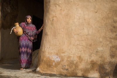 Kohti kus elu on veel naturaalne ja looduselahedane jaab aina vahemaks ja vahemaks. Omaan on riik kus on veel voimalik naha kuidas naised kaevul vett kaivad toomas. Pilt on voetud kulas Misfat Al Abereen