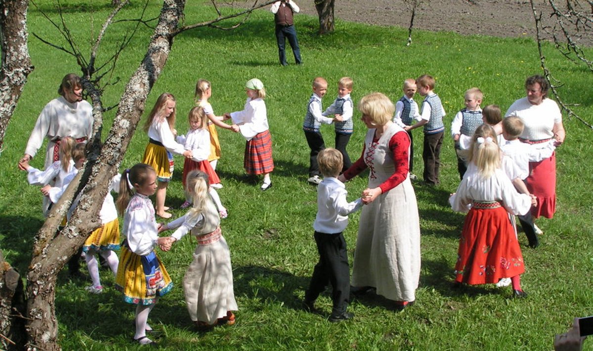 Laste lõbusad tantsud talumuuseumi õuel. Foto: Jüri Kusmin