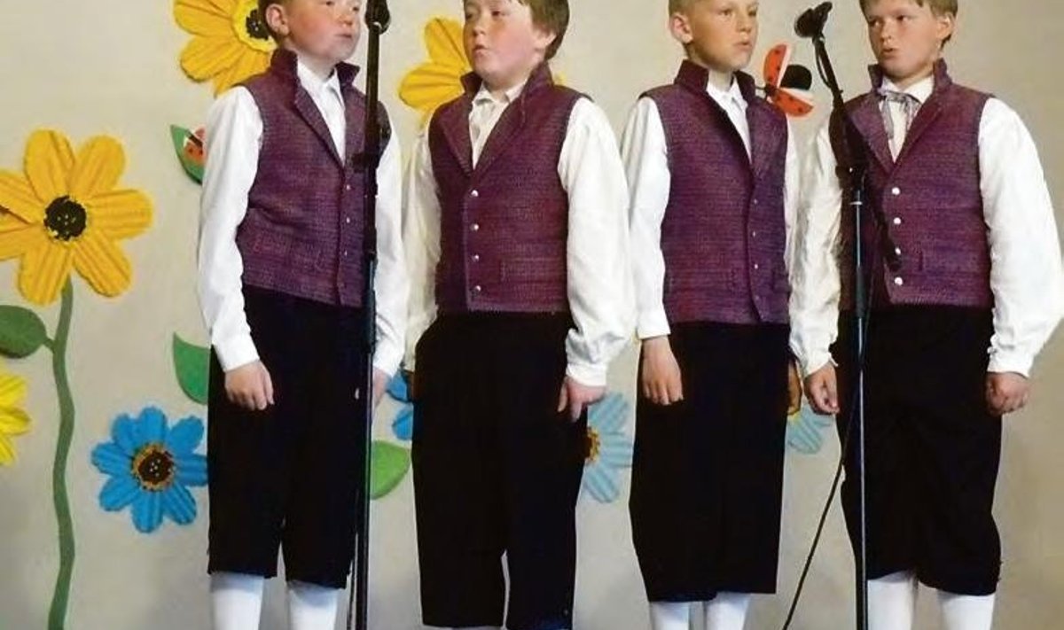 RAHVARIIETE ESMAESITLUS: Kaarma poisid kevadkontserdil. Lauluhoos on 4. klassi poisteansambel: Risto Metsamaa, Raimond Põld, Olden Puna ja Arnold Vapper. Foto: Merle Kivi