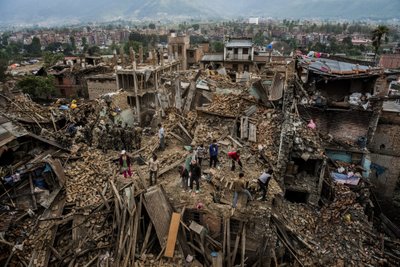 BhaktapElanikud tuhnivad läbi oma hävitatud kodusid, kogudes kokku kõike, mida päästa annab. Pildistatud 2015. aasta 28. aprillil.
