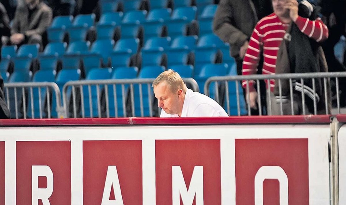 Kalev/Cramo peatreener Aivar Kuusmaa vaatas eile ahastusega pealt, kuidas tema meeskonna mäng ka koduse konkurendi Rakvere Tarvaga mängides täielikult lagunes.