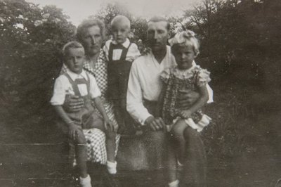 Viimane foto Tiiu perest enne küüditamist. Siin on nad veel Eestis ja noorim vend pole veel sündinud.