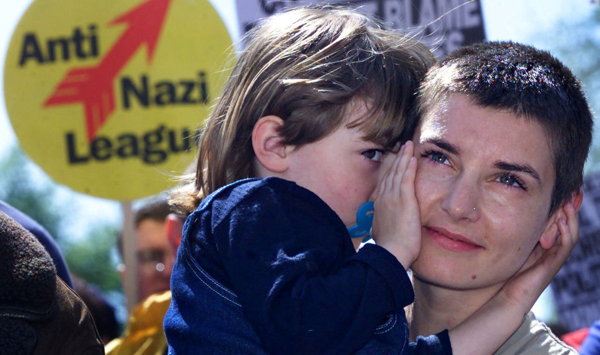 Sinead O`Connor oma tütre Roisiniga 2000. aastal Dublinis rassismivastasel meeleavaldusel.