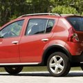 Libamaastur Dacia Sandero Stepway astus varjust välja