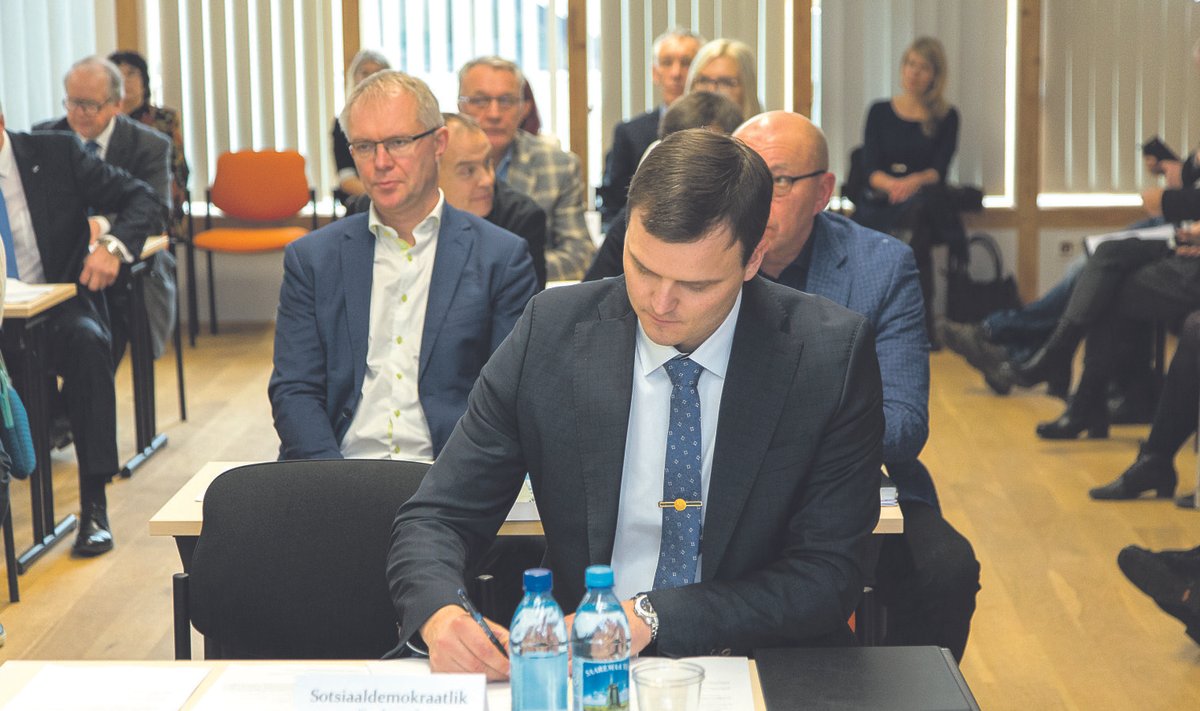 Madis Kallas oli sotside häältemagnetiks ka viimastel kohalikel valimistel. Tema taga vasakul istub erakonnakaaslane Hannes Hanso, kes kavatseb poliitikast lahkuda.