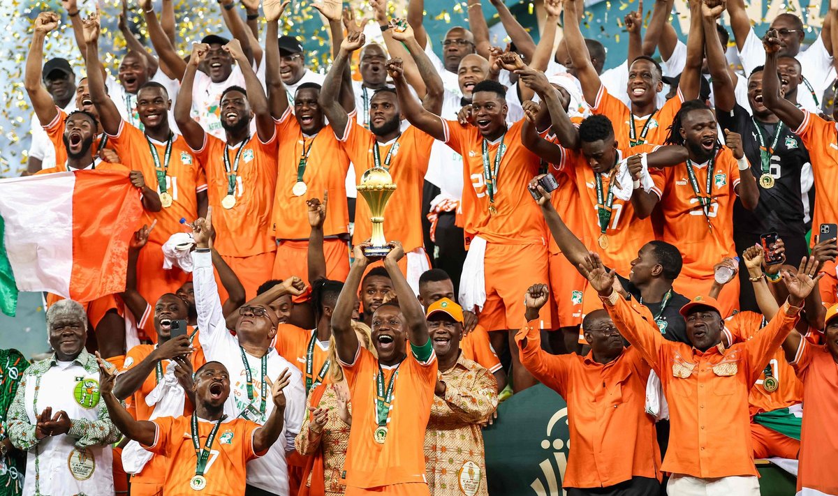Elevandiluuranniku jalgpallikoondis tähistamas Aafrika meistritiitlit.
