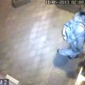 ВИДЕО: Грабитель проигнорировал камеру слежения и взломал подсобное помещение в доме