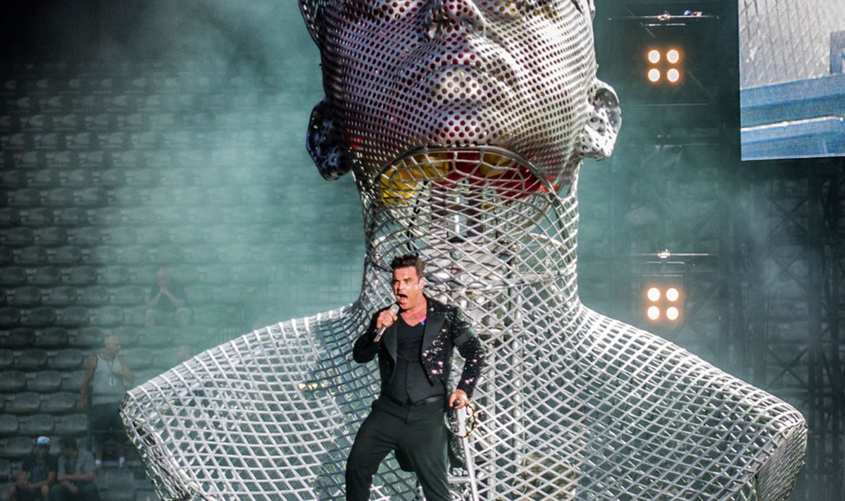 Robbie Williamsi hiigelbareljeefi saab Tallinnas näha 20. augustil, ikka lauluväljakul. 