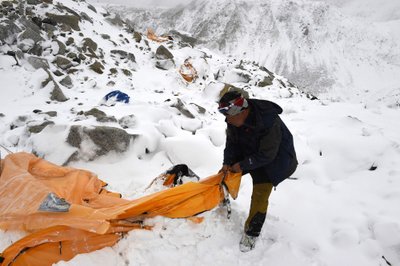 Laviin. 25.-27. aprillil Everesti baaslaagris, Nepaalis. Roberto Schmidt, Saksamaa, 2015, Agence France-Presse.