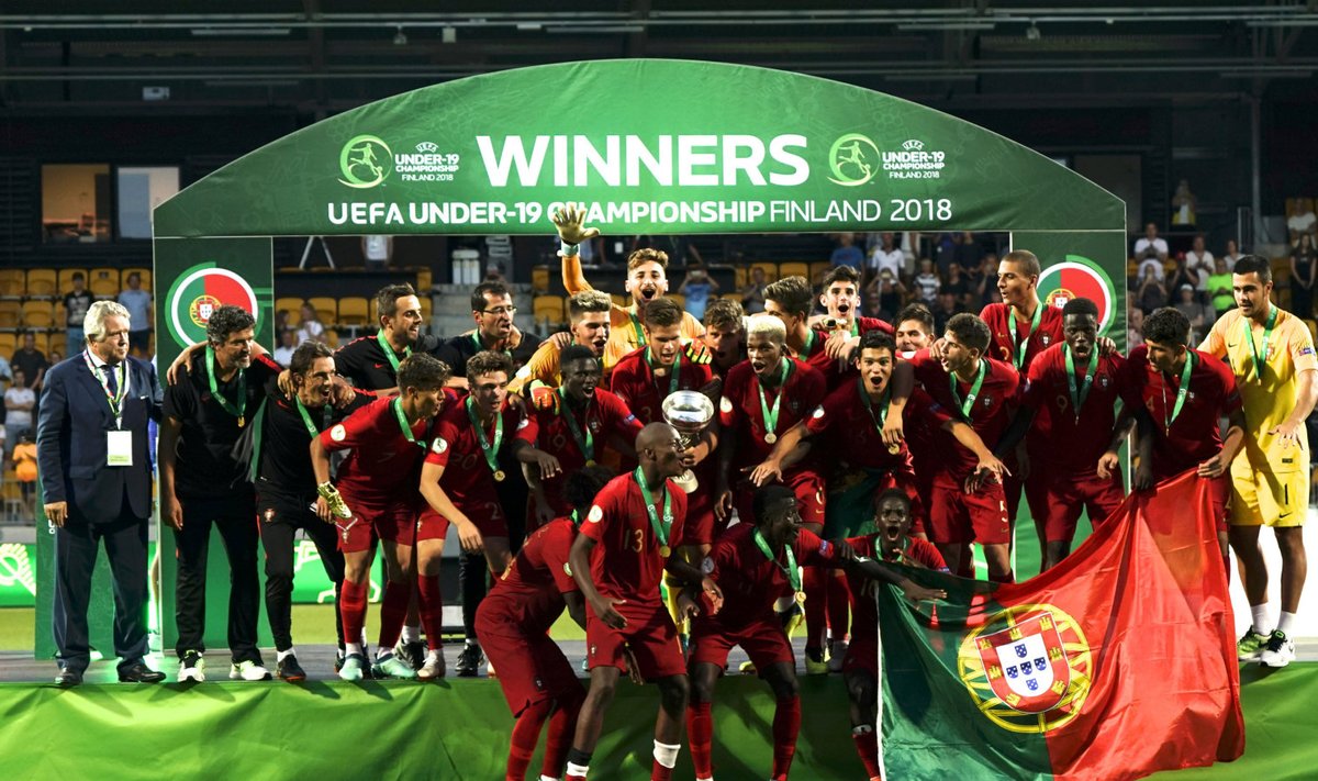 Portugali U-19 jalgpallikoondis EM-i võitu tähistamas