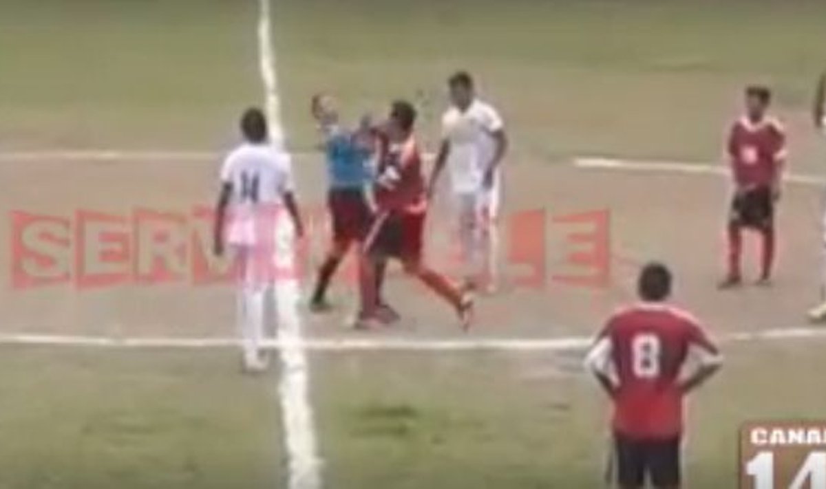 Jalgpallur lööb kohtunikule rusikaga näkku.