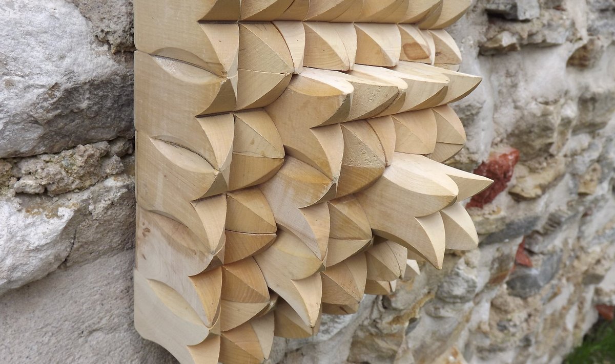 Tulbikujulisi puitdetaile kokku liimides saab neist teha seinakompositsiooni, mille võib hiljem ka sobivat tooni peitsida.