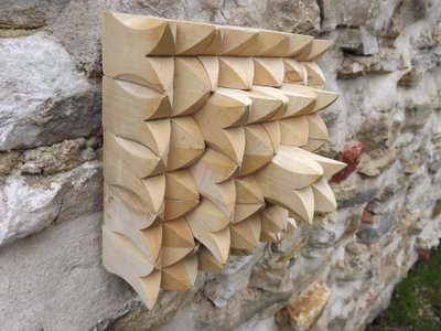 Tulbikujulisi puitdetaile kokku liimides saab neist teha seinakompositsiooni, mille võib hiljem ka sobivat tooni peitsida.