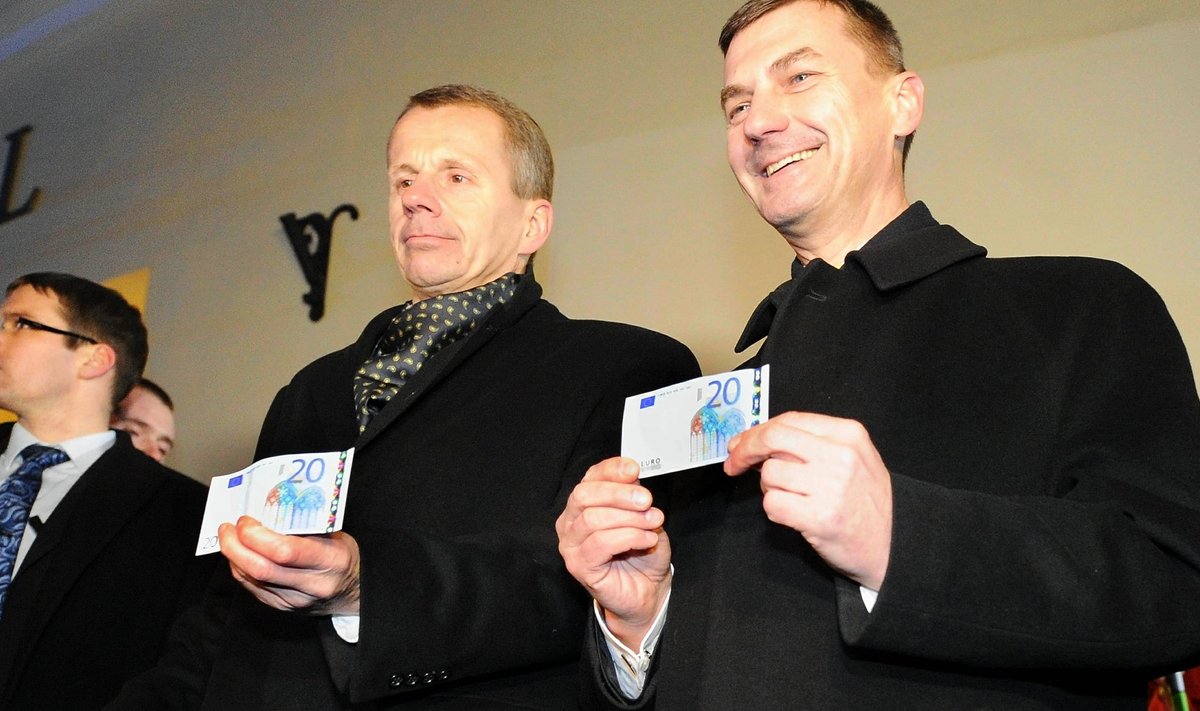 1 января 2011 года. Андрус Ансип и Юрген Лиги сняли первые евро с банкомата