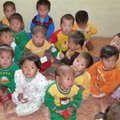 VIDEO: Põhja-Korea nälgivad lapsed on püsti seismiseks liiga nõrgad