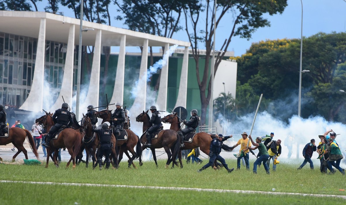 Brasiilia ametivõimude teatel rünnati mäsu käigus ka vähemalt 12 sündmusi kajastanud ajakirjanikku. 