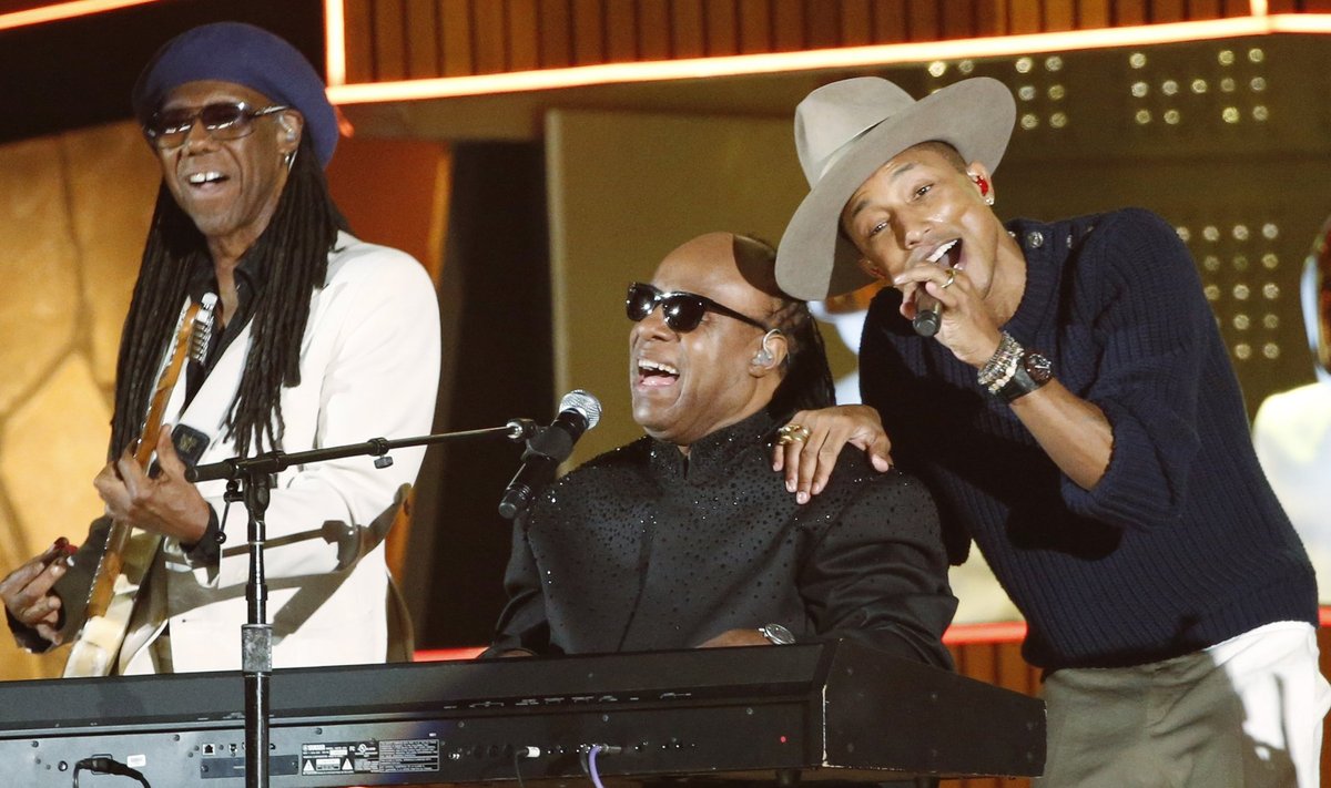 Nile Rogers, Stevie Wonder, Pharrell Williams ja Daft Punk esitamas lugu "Get Lucky" 