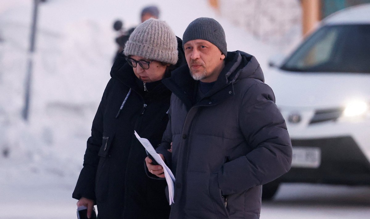 Aleksei Navalnõi ema Ljudmila Navalnaja ja advokaat Vassili Dubkov saabuvad Salehardi linna Venemaa juurdluskomitee piirkondlikku osakonda.